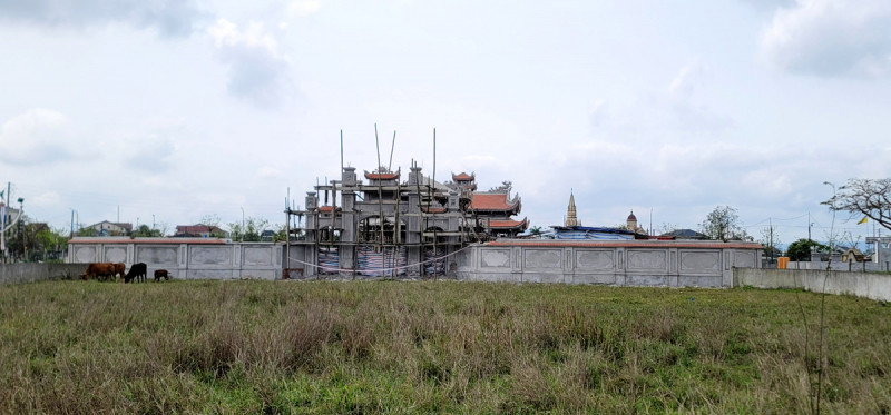 Trước sự việc này, UBND thành phố Hà Tĩnh đã chỉ đạo Đội Quản lý đô thị phối hợp với UBND xã Thạch Trung kiểm tra hiện trường, tạm đình chỉ thi công, lập biên bản ghi nhận lại các sự việc để báo cáo UBND thành phố xem, xét xử lý theo thẩm quyền và các quy định của pháp luật.