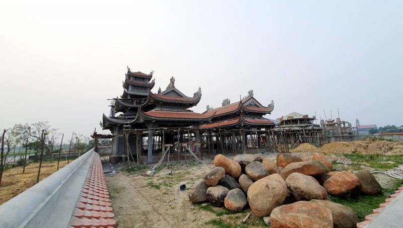 Khu lăng mộ được chủ nhân xây dựng hoành tráng trên đất nông nghiệp thu hồi của người dân, với tường cao hơn 2m bao quanh.