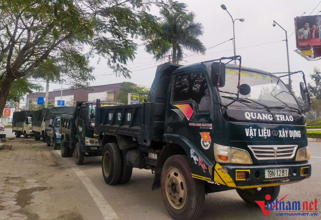 Ô tô quá hạn đăng kiểm phải thuê xe cứu hộ đưa đi kiểm định O to qua han dang kiem phai thue xe cuu ho dua di kiem dinh