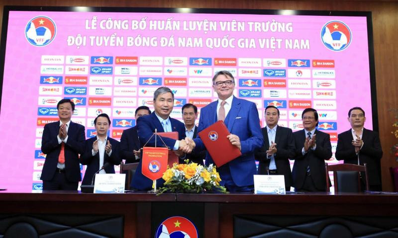 “Trieu dai Philippe Troussier” bat dau