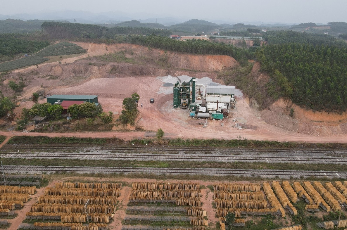 Ho so cong ty 656 lap dat tram tron be tong trai phep tren dat rung