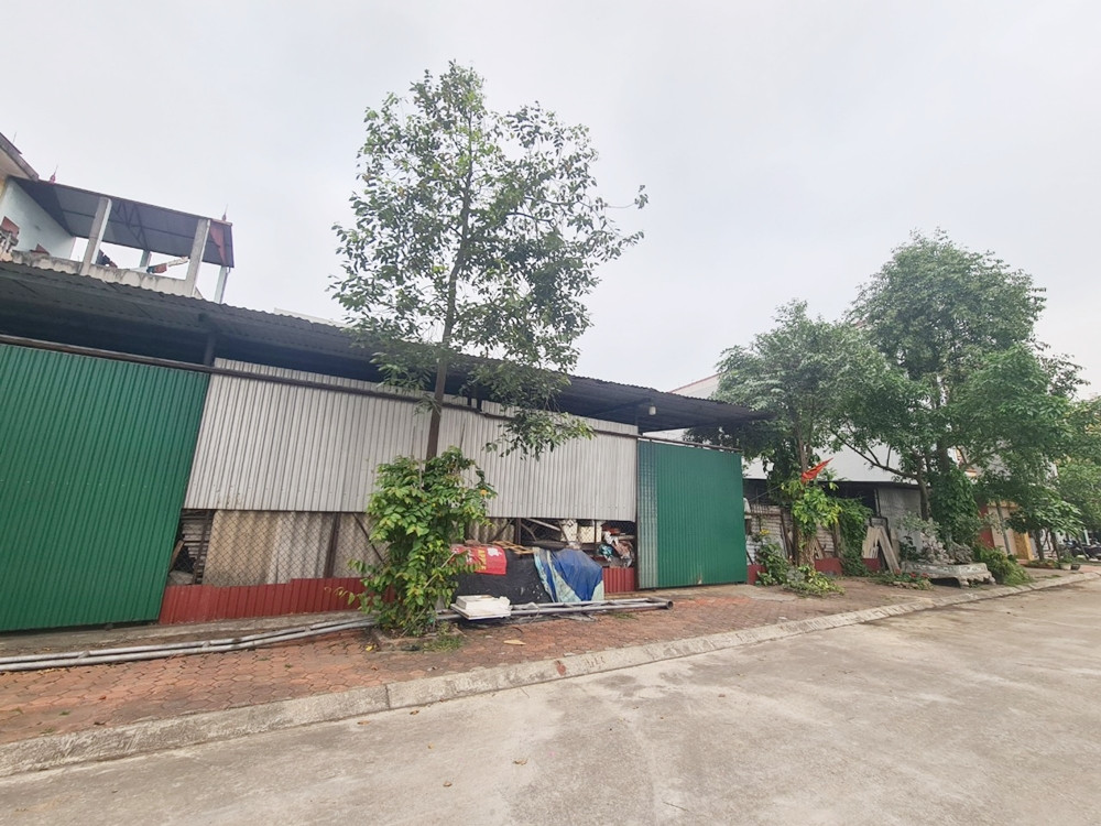 Bac Ninh: Nhech nhac xuong go “moc” tren dat cong, chan het loi di