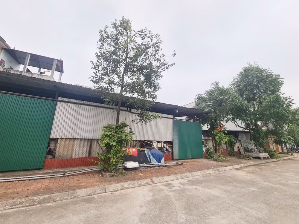 Bac Ninh: Nhech nhac xuong go “moc” tren dat cong, chan het loi di