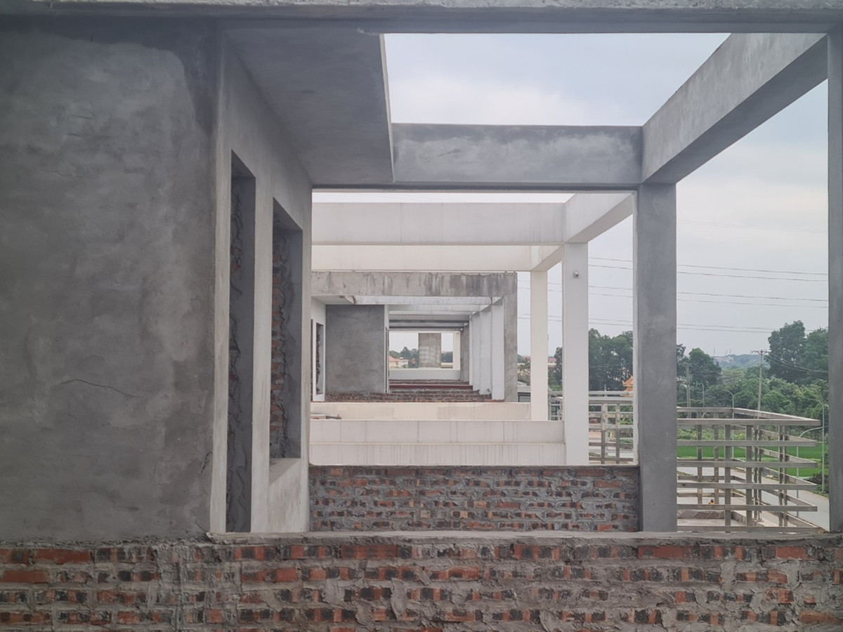 Những căn nhà liền kề bỏ trống, không người đến ở khiến khu đô thị Kim Hoa trở nên hoang lạnh.