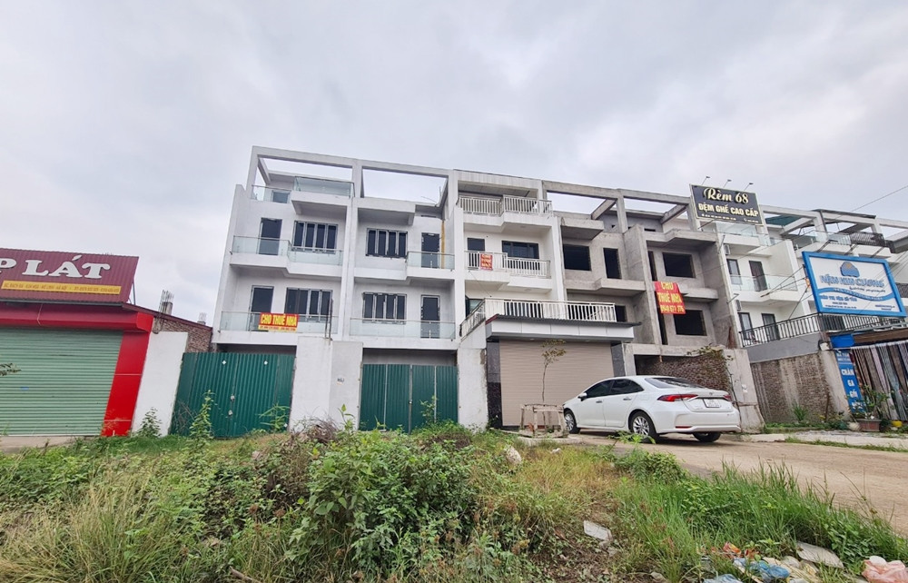 Một số căn được chủ treo biển cho thuê nhưng chưa có khách, khiến quang cảnh phía trước không được chăm sóc, cỏ dại đua nhau mọc lên.