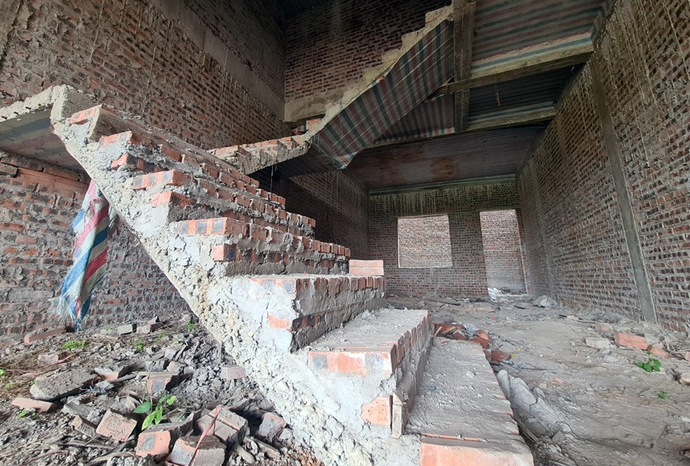 Các căn nhà liền kề xây xong phần thô, bỏ không nằm ngay mặt đường giao thông nên ai cũng có thể ra vào.