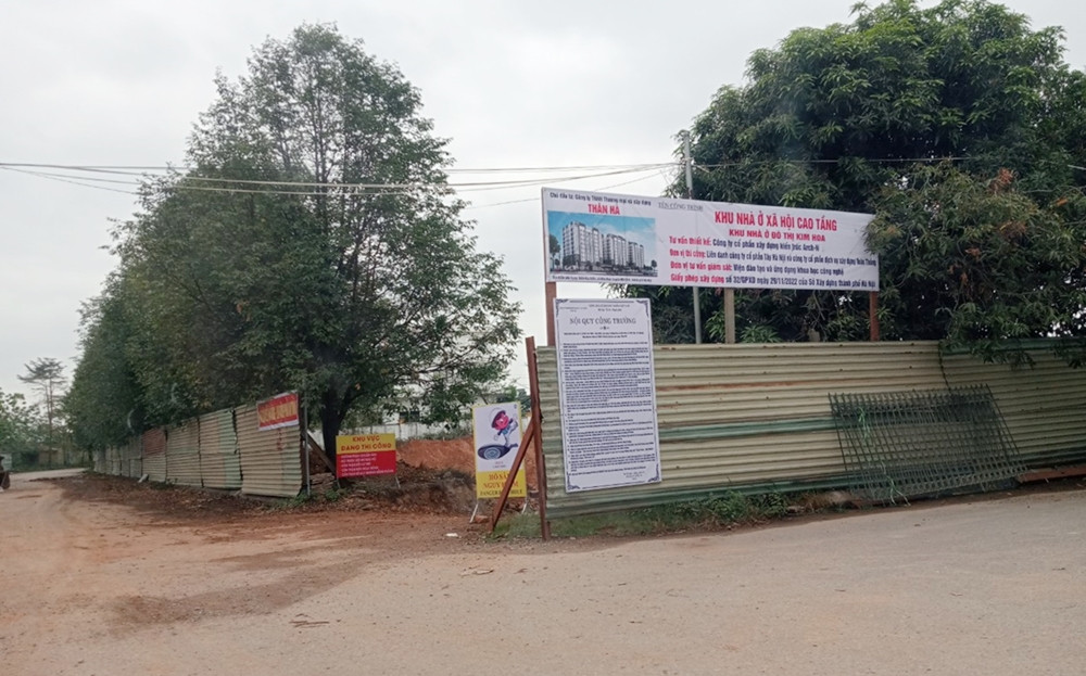 Bên ngoài lô đất xây dựng NOXH được gắn biển thông tin công trình; chủ đầu tư; đơn vị tư vấn thiết kế; đơn vị thi công; tư vấn giám sát và giấy phép xây dựng công trình.