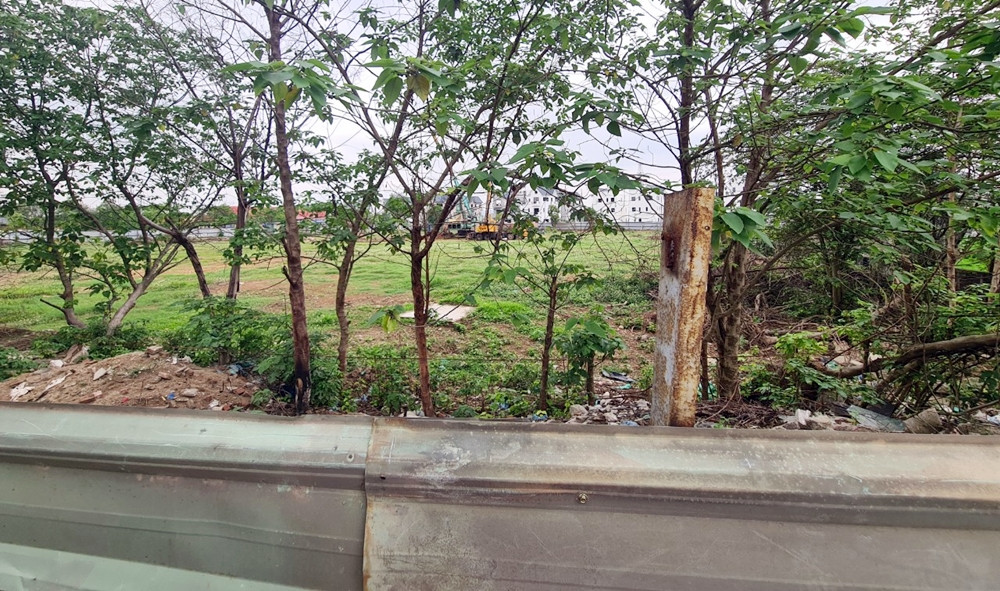 Cũng chỉ có ít máy móc đang tiến hành ép cọc bên trong lô đất xây NOXH tại dự án khu đô thị Kim Hoa. Xung quanh các lô đất xây NOXH đều đã được quây kín tôn, chiều cao quá đầu một người lớn.