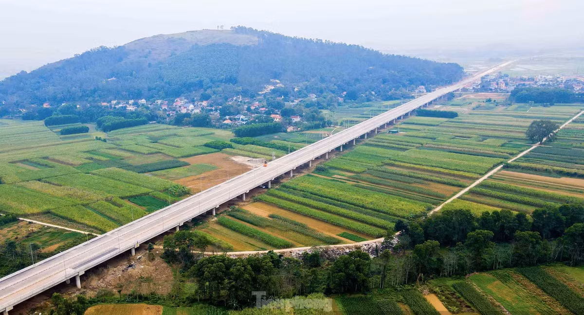 Cầu vượt núi Đọ có tổng chiều dài là 1,6km thuộc gói thầu số 14-XL là cây cầu dài nhất trên tuyến cao tốc Mai Sơn - Quốc lộ 45 đến nay cũng đã hoàn thành 99,99% khối lượng công việc. (Ảnh: Tiền Phong).