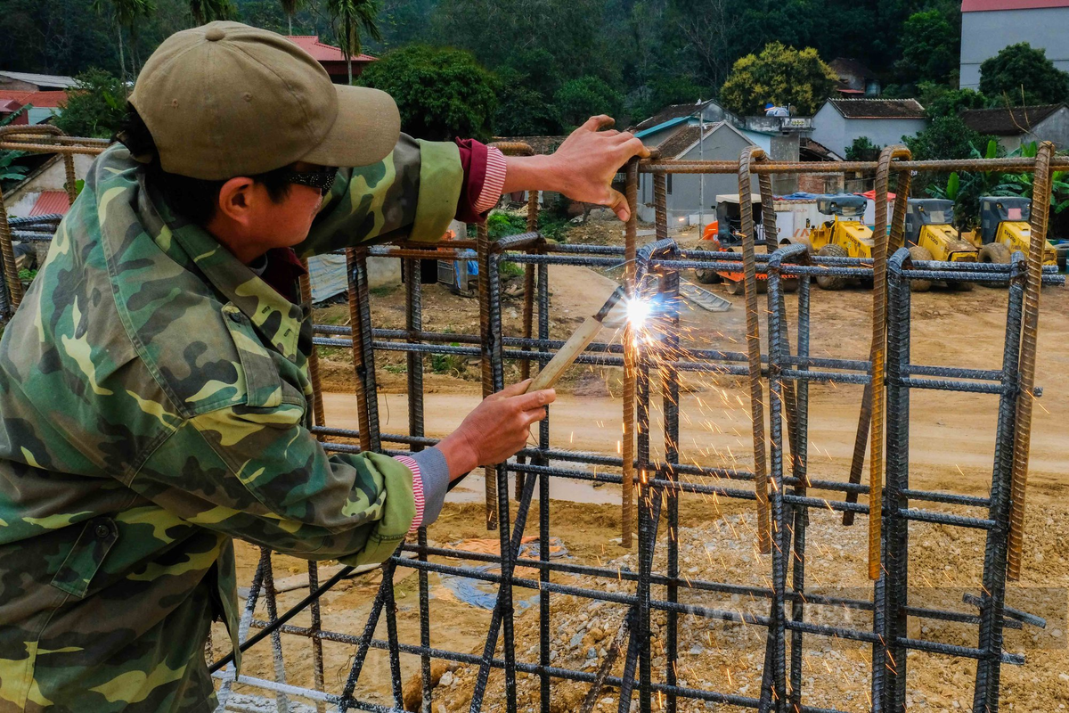Nhằm bảo đảm hoàn thành dự án và về đích trước kỳ nghỉ lễ 30/4, các nhà thầu hiện nay đang duy trì tiến độ 3 ca, 4 kíp thi công mỗi ngày. (Ảnh: Dân Việt).