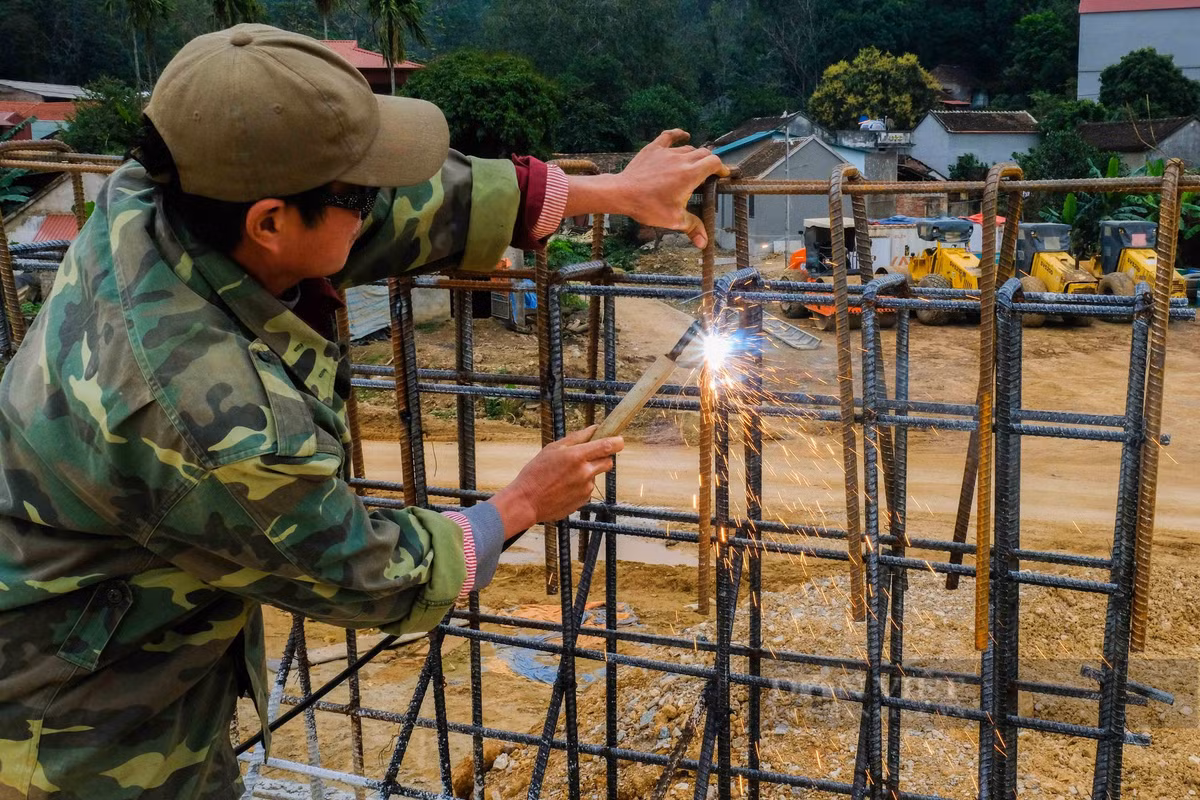 Nhằm bảo đảm hoàn thành dự án và về đích trước kỳ nghỉ lễ 30/4, các nhà thầu hiện nay đang duy trì tiến độ 3 ca, 4 kíp thi công mỗi ngày. (Ảnh: Dân Việt).