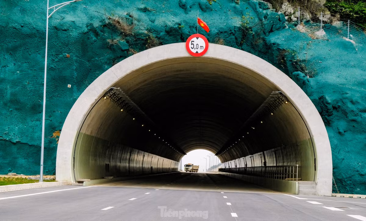 Cận cảnh hầm xuyên núi Tam Điệp đã hoàn thành 100% khối lượng công việc. (Ảnh: Tiền Phong).