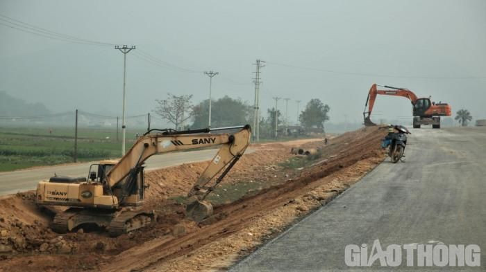 Hiện tại, dự án đang gấp rút thi công những hạng mục cuối cùng của dự án để kịp hoàn thành và đưa vào sử dụng trước kỳ nghỉ lễ 30/4 và 1/5. (Ảnh: Giao thông).