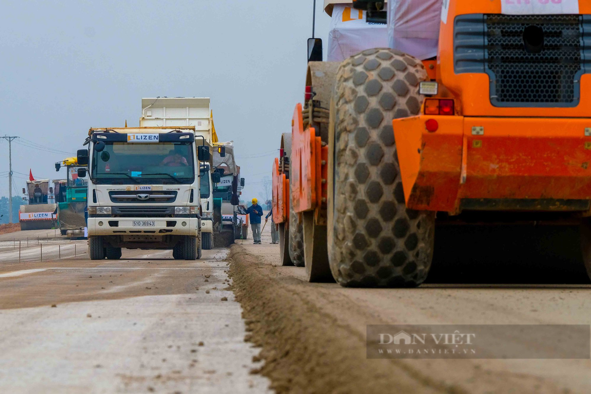 Điểm cuối tuyến thuộc địa phận xã Tân Phúc, huyện Nông Cống, tỉnh Thanh Hóa đang tập trung nhân lực, máy móc, vật liệu... gấp rút thi công các hạng mục còn lại của dự án. (Ảnh: Dân Việt).