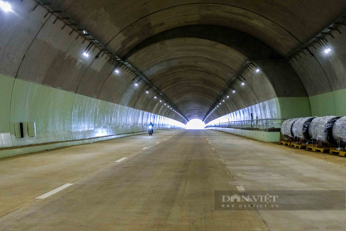 Hầm Thung Thi có chiều dài 680 m là phần thi công hầm dài nhất của đoạn cao tốc Mai Sơn - Quốc lộ 45. Đây được coi là một trong những hạng mục phức tạp, đòi hỏi yêu cầu kỹ thuật cao nhất của toàn tuyến cao tốc Mai Sơn - Quốc lộ 45 cũng đã cơ bản hoàn thành. (Ảnh: Dân Việt).