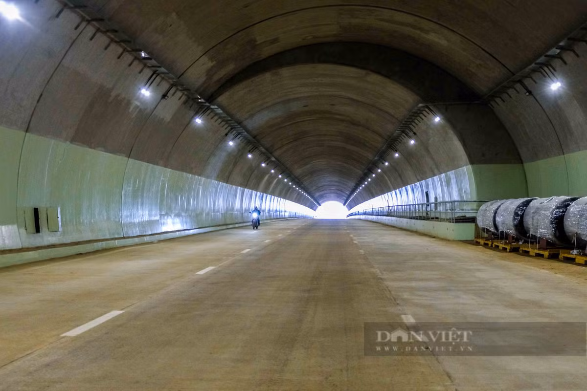 Hầm Thung Thi có chiều dài 680 m là phần thi công hầm dài nhất của đoạn cao tốc Mai Sơn - Quốc lộ 45. Đây được coi là một trong những hạng mục phức tạp, đòi hỏi yêu cầu kỹ thuật cao nhất của toàn tuyến cao tốc Mai Sơn - Quốc lộ 45 cũng đã cơ bản hoàn thành. (Ảnh: Dân Việt).
