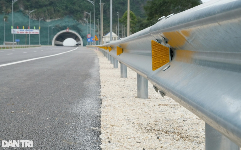 Hạng mục lan can, sơn vạch kẻ đường và đèn chiếu sáng tại nhiều vị trí đã hoàn thành việc lắp đặt. (Ảnh: Dân Trí).