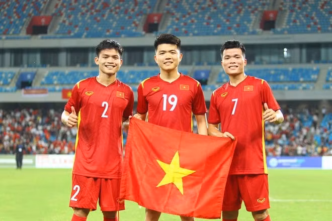 Co dong vien hung hau ung ho U22 Viet Nam o SEA Games 32