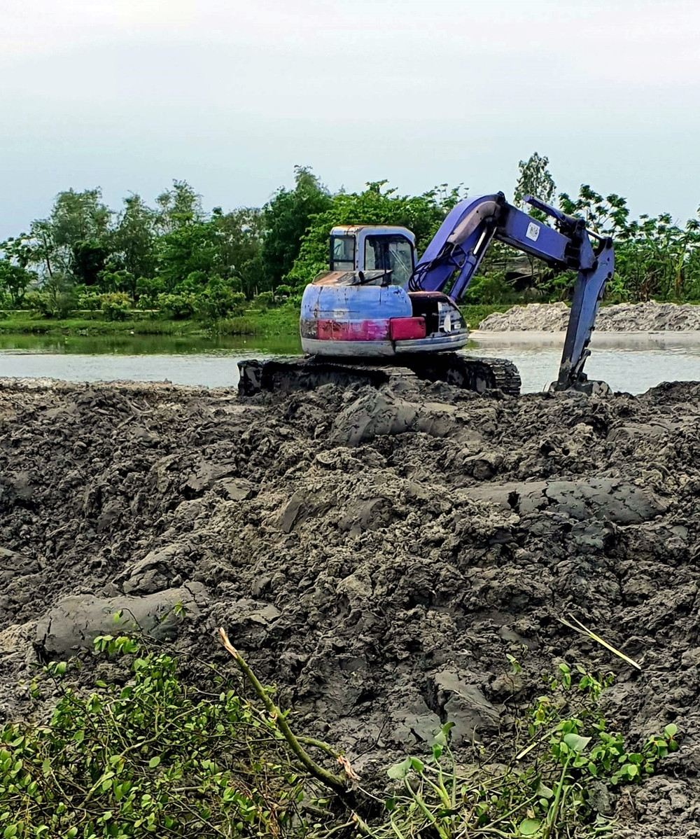 Dự án có tổng mức đầu tư 90 tỷ đồng từ nguồn ngân sách tỉnh gồm liên danh nhiều nhà thầu thi công. Khu vực gây thiệt hại 0,72 ha rừng trồng ngập mặn thuộc cống Hà Đồ do Công ty TNHH MTV Phú Thành thi công. (Ảnh: Người đưa tin).