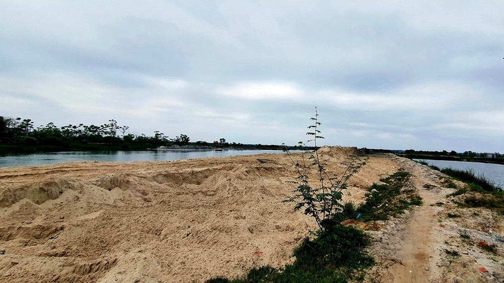 Đại diện Ban Quản lý dự án đầu tư xây dựng khu vực huyện Quảng Điền, cho hay khu vực thi công nói trên thuộc dự án Nạo vét và gia cố các thủy đạo sau cống thoát lũ kết hợp giao thông (gồm 6 cống: An Xuân, Hà Đồ, Mai Dương, Bàu Làng, Bàu Sau và Quán Cửa), huyện Quảng Điền. (Ảnh: Người đưa tin).