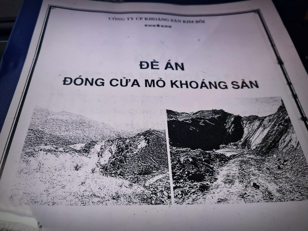 Nội dung trong quyết định nêu rõ: Phê duyệt đề án đóng cửa mỏ khoáng sản than Mường Vọ, đã cấp cho Công ty CP khoáng sản Kim Bôi theo giấy phép khai thác số 44/QĐ-UBND ngày 8/4/2011 của UBND tỉnh Hòa Bình. Mục đích đóng cửa mỏ là để quản lý, bảo vệ khoáng sản chưa khai thác; giao đất cho địa phương để quản lý theo quy định của pháp luật về đất đai và pháp luật có liên quan; phục hồi môi trường các khu vực đã khai thác.