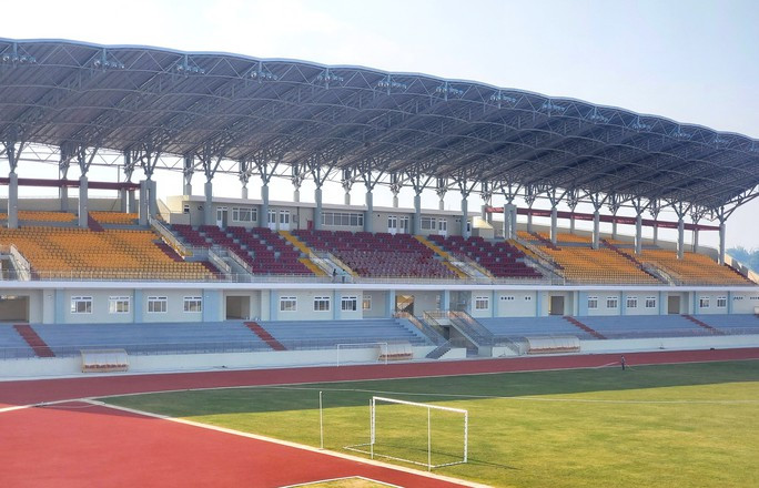 Cũng chỉ có khu khán đài A đã được lắp ghế ngồi khán giả. (Ảnh: Người lao động).