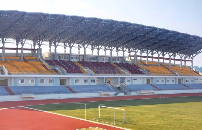 Cũng chỉ có khu khán đài A đã được lắp ghế ngồi khán giả. (Ảnh: Người lao động).