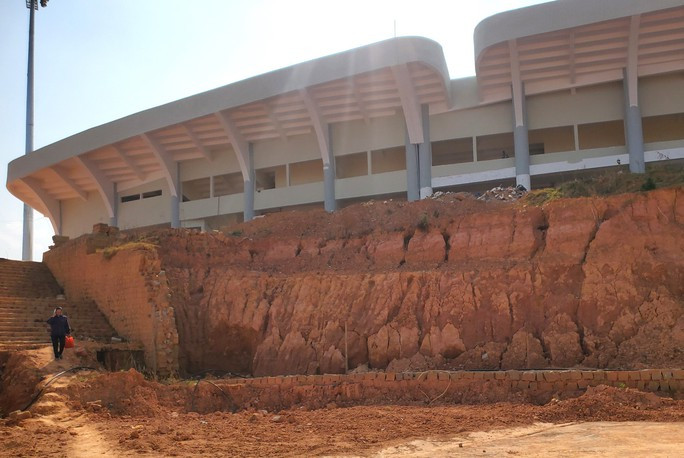 Sân vận động Đà Lạt có sức chứa 20.000 chỗ ngồi, dự kiến đưa vào hoạt động tháng 2/2022 nhưng đến nay vẫn chưa hoàn thiện, khắp nơi vẫn ngổn ngang đất đá, vật liệu xây dựng. (Ảnh: Người lao động).