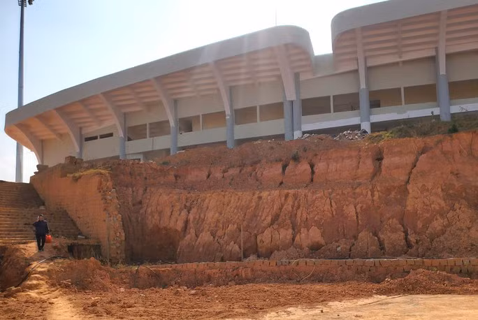 Sân vận động Đà Lạt có sức chứa 20.000 chỗ ngồi, dự kiến đưa vào hoạt động tháng 2/2022 nhưng đến nay vẫn chưa hoàn thiện, khắp nơi vẫn ngổn ngang đất đá, vật liệu xây dựng. (Ảnh: Người lao động).