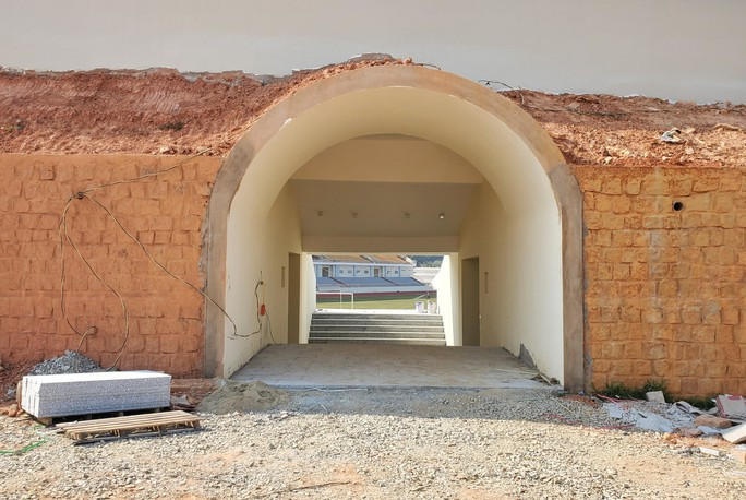 Các lối vào sân vận động cũng trong tình trạng ngổn ngang vật liệu xây dựng. (Ảnh: Người lao động).