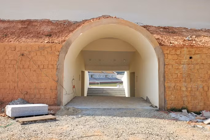 Các lối vào sân vận động cũng trong tình trạng ngổn ngang vật liệu xây dựng. (Ảnh: Người lao động).