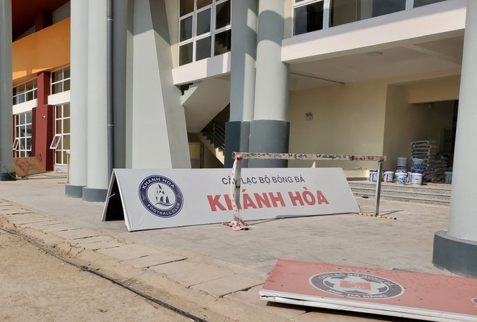 Gói thầu số 5 (thi công quảng trường khán đài C, sân tập kết khán đài A,B,D, đường giao thông bên ngoài và 4 bãi xe), đến nay đã chậm tiến độ 16 tháng nhưng chỉ thi công được 1/3 giá trị hợp đồng. (Ảnh: Người lao động).