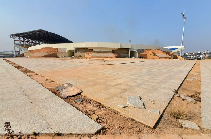 Những hạng mục còn lại đều trong tình trạng dở dang, bắt đầu xuất hiện hư hỏng, đá hoa cương lát nền ngoài sân vận động thì bị bong tróc, nứt vỡ. (Ảnh: Người lao động).