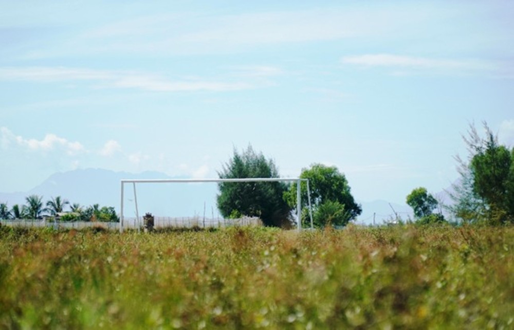 Dự án gồm các hạng mục: Xây dựng khán đài sân bóng đá rộng gần 1.500 m², sức chứa 1.000 chỗ ngồi bằng hệ móng, khung, cột, sàn bê tông cốt thép; thực hiện mặt sân bóng, đường chạy 8.000 m²; hệ thống mương thoát nước bao quanh dài 600 m, hệ thống cấp thoát nước, điện, thông tin liên lạc, PCCC và các phòng chức năng được bố trí dưới khán đài. (Ảnh: Tiền Phong).