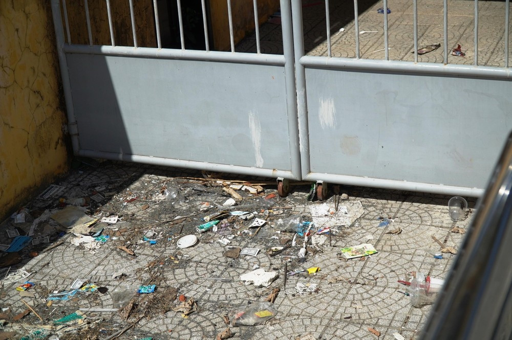 Rác rưởi bủa vây Trung tâm văn hóa thể thao hơn 21 tỷ đồng. (Ảnh: Tiền Phong).