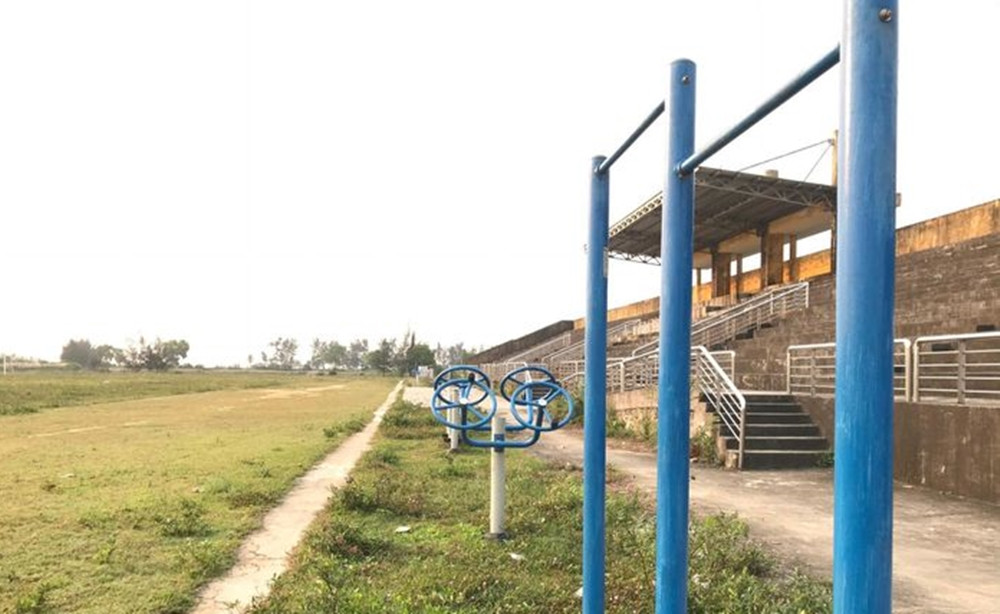 Dụng cụ phục vụ tập luyện thể thao không có người sử dụng. (Ảnh: Sức khỏe&amp;Đời sống).