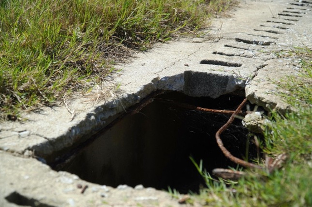 Hệ thống thoát nước bị hỏng nhiều chỗ. (Ảnh: Tiền Phong).