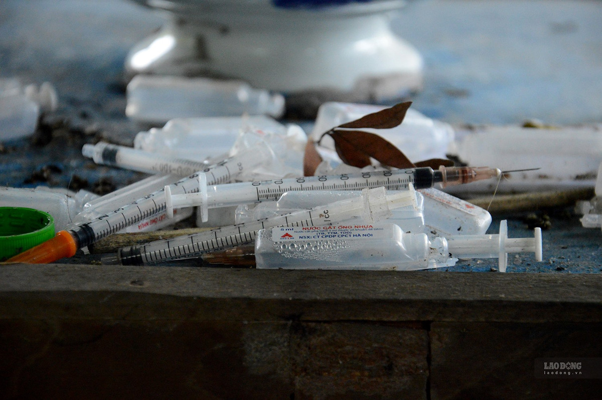 Kim tiêm mà các con nghiện tụ tập, chích ma túy rồi bỏ lại bên trong các căn nhà hoang ở khu đất dự án.