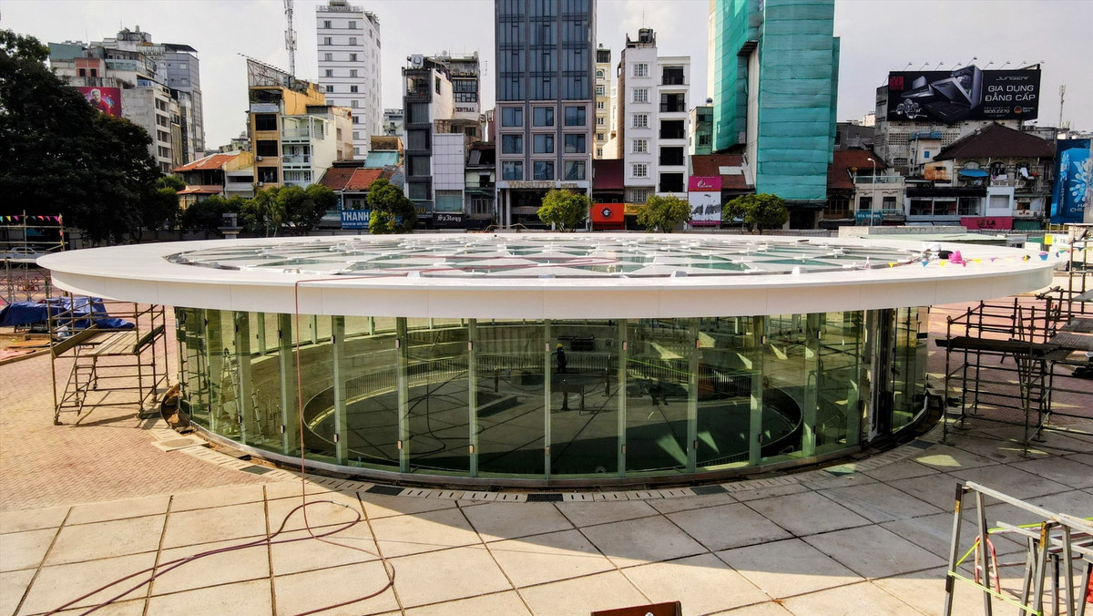 Phần kính tường giếng trời lấy sáng được sử dụng 1 loại film đặc biệt được ép vào giữa 2 tấm kính để tạo khả năng cách nhiệt cho kính, điều này giúp cho tuổi thọ của kính lâu hơn, không cần phải thay film trong quá trình sử dụng.