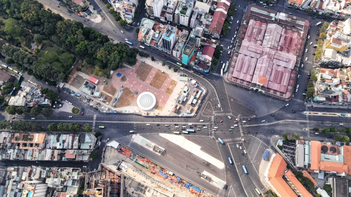 Giếng trời hình hoa sen nằm ngay ngã tư trước chợ Bến Thành.