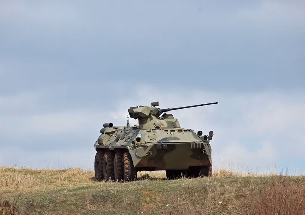 Pháo tự động 2A72 30mm do cục thiết kế khí cụ KBP phát triển, trọng lượng khoảng 84kg, đạt tốc độ bắn 400 phát/phút. Khẩu pháo này có thể bắn nhiều loại đạn như đạn xuyên giáp vạch đường, đạn nổ phá mảnh, đạn nổ mạnh vạch đường.