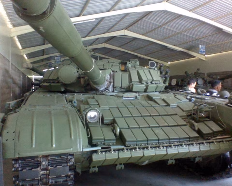 T-72B1 trang bị giáp phản ứng nổ Kontakt-1 với 8 ống phóng lựu đạn khói bố trí quanh tháp pháo.