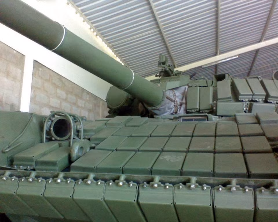 Giáp phản ứng nổ Kontakt-1 phủ khắp mặt trước tháp pháo, mặt trước thân xe, gầm xe và quanh thân giúp chống chịu các loại đạn tên lửa chống tăng, súng chống tăng.