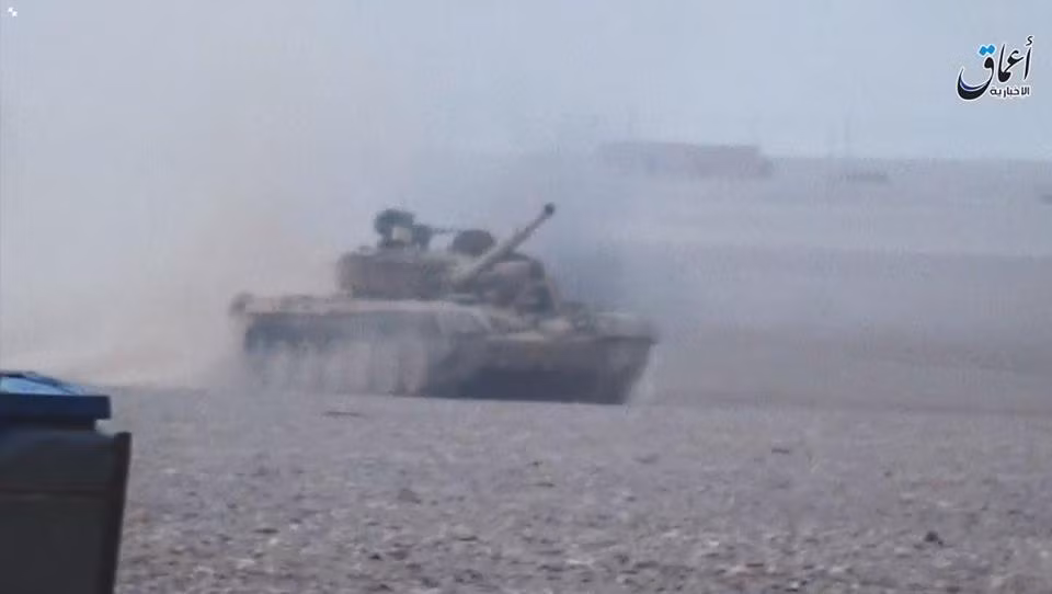 Nguồn gốc xe tăng T-72 mà phiến quân IS đương nhiên là từ chính Quân đội Syria, từ các kho vũ khí bị tấn công cướp phá và chiến lợi phẩm sau những trận đánh. Không chỉ T-72, thực tế là Quân đội Syria còn “cống” cho IS nhiều loại vũ khí hiện đại khác như súng chống tăng RPG-29, tên lửa chống tăng thế hệ mới như Metis-M, Kornet-E, pháo tự hành, lựu pháo tầm xa… Thật may là chiến đấu cơ phản lực hay tổ hợp tên lửa phòng không tầm trung – xa rất phức tạp, khó điều khiển nên IS vẫn chưa thể làm gì được.