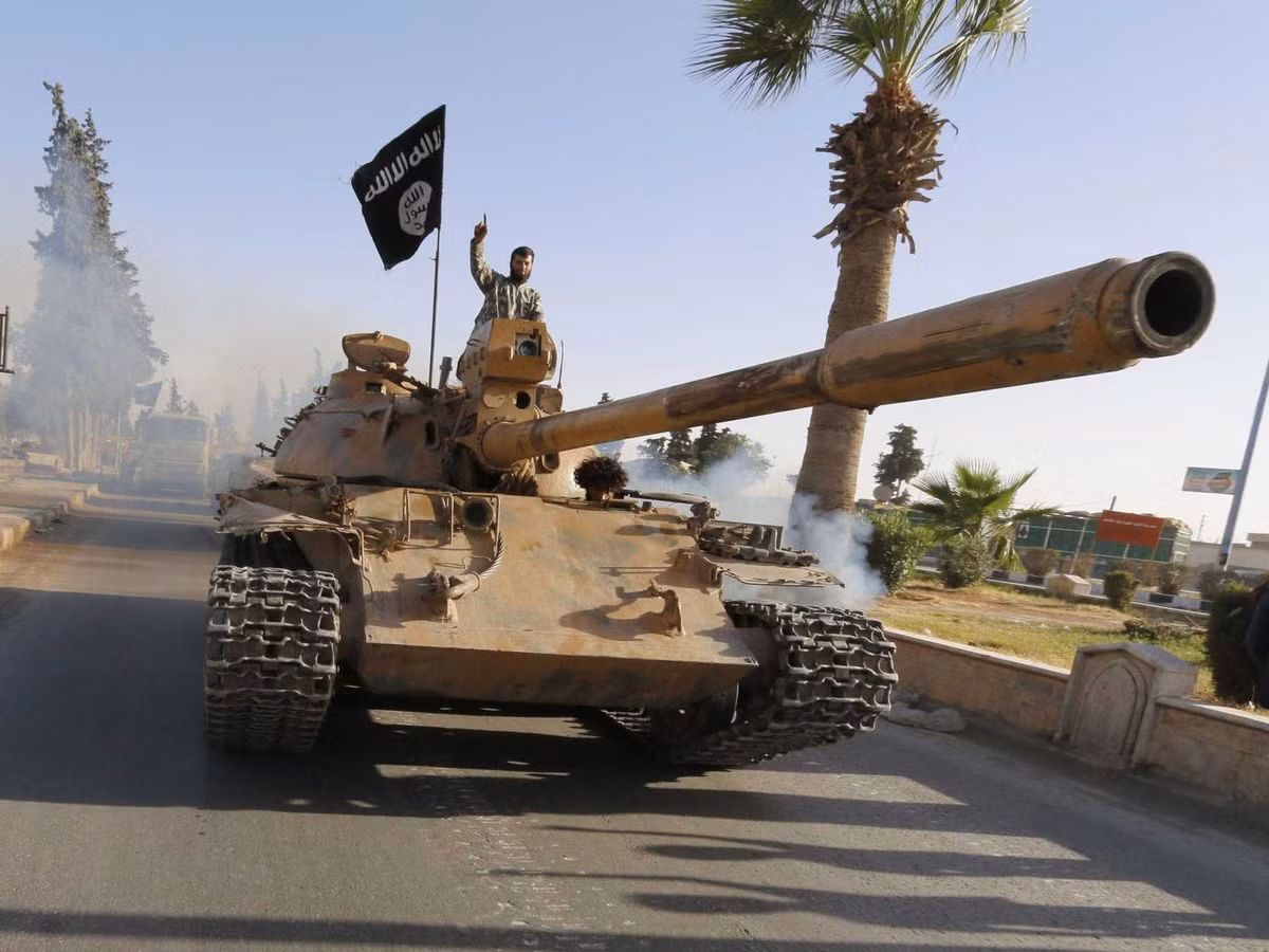 Ảnh xe tăng T-55 trong cuộc diễu binh của phiến quân IS.