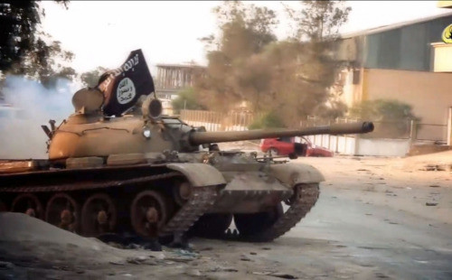 Một số nguồn tin cho rằng, có ít nhất 83 chiếc xe tăng T-55 và các phiên bản T-55MV/AM/AMV thuộc sở hữu của Quân đội Iraq, Syria, Libya đã bị IS chiếm giữ.