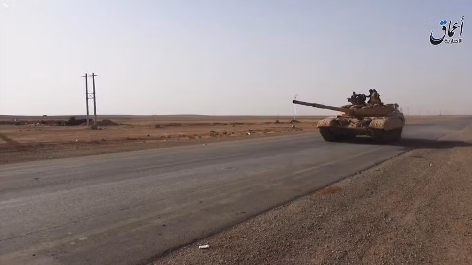 Trong ảnh, một chiếc xe tăng T-72 hành tiến trên đoạn đường bằng phẳng, không rõ đây là địa điểm nào.