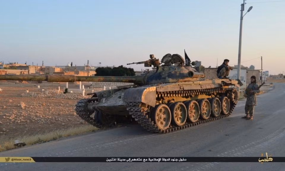 Tuy các xe tăng T-72 mà phiến quân IS chiếm giữ được đã bị hư hỏng không ít do chính IS khi tấn công đã “vô tình” phá hỏng. Thế nhưng, nhìn chung chúng vẫn giữ được hệ thống hỏa lực với pháo chính 125mm uy lực rất mạnh, có thể phá hủy các xe tăng cùng loại và loại cũ hơn hơn T-54/55, T-62 của Quân đội Syria.