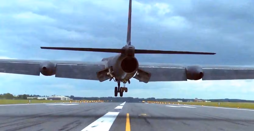 Máy bay do thám U-2 rất nhạy cảm với gió ngang, cùng với khuynh hướng lơ lửng trên đường băng của nó, khiến nó có tiếng là khó hạ cánh. Khi máy bay tiếp cận đường băng, lớp đệm không khí do các cánh có lực nâng lớn tạo ra trong hiệu ứng mặt đất lớn tới mức chiếc U-2 sẽ không hạ cánh trừ khi cánh chòng chành hoàn toàn.