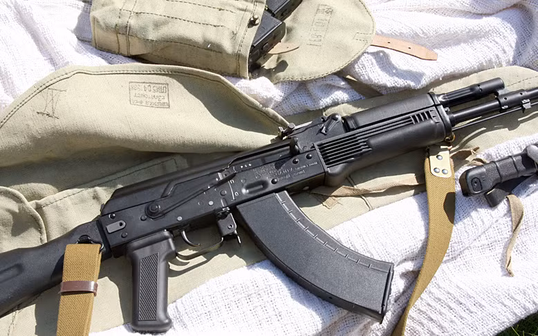 Sự khác biệt giữa AK-103 so với các phiên bản khác (như AK-101, AK-102, AK-104…) trong dòng AK-100 Series chủ yếu nằm ở việc sử dụng các cỡ đạn khác nhau. Với phiên bản AK-103 nó dùng cỡ nòng 7,62mm và hộp tiếp đạn chuẩn 30 viên đạn 7,62x39mm. Mục tiêu xuất khẩu tới các quốc gia sử dụng cỡ đạn chuẩn Liên Xô.
